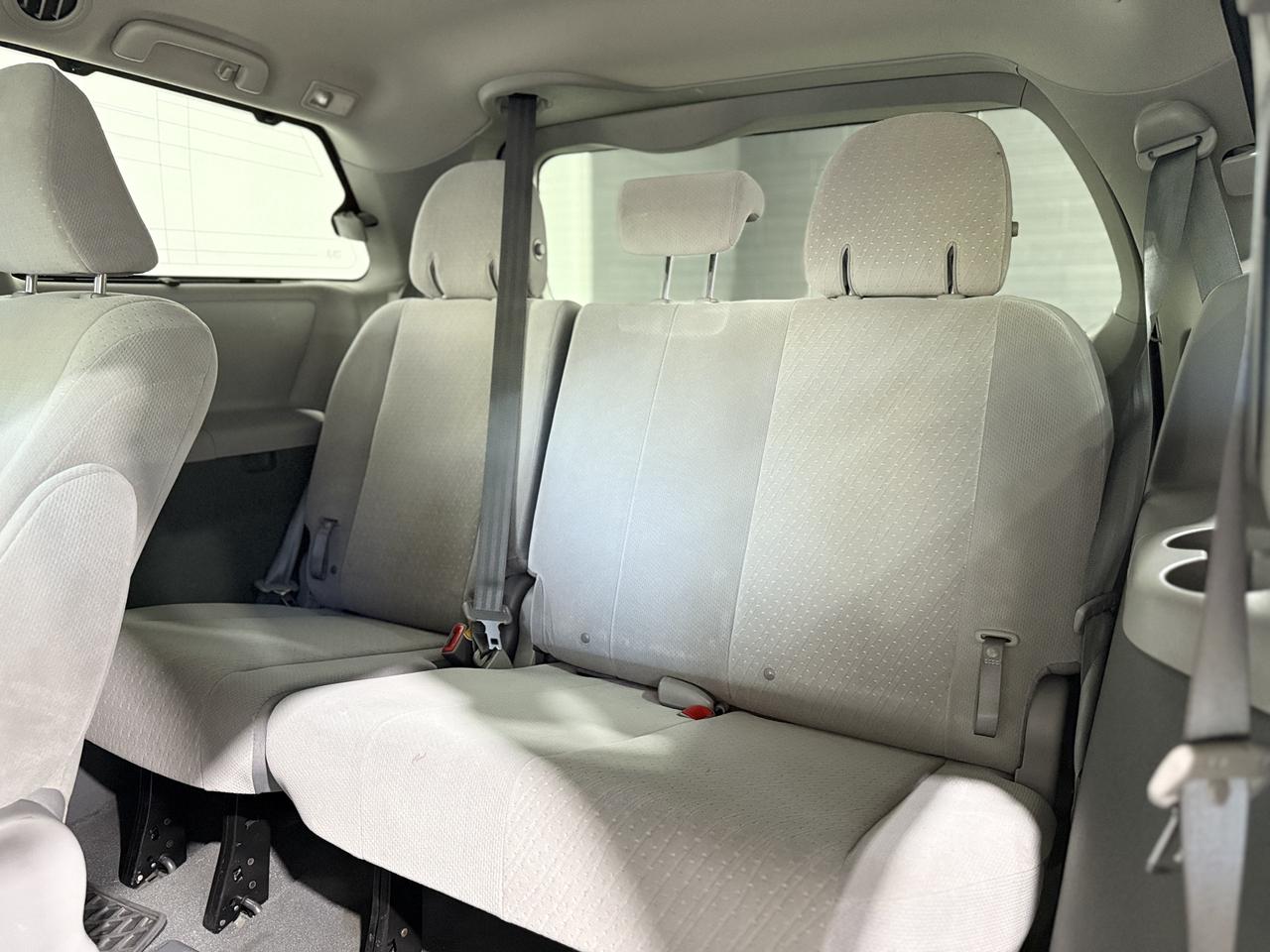 2020 Toyota Sienna LE Photo