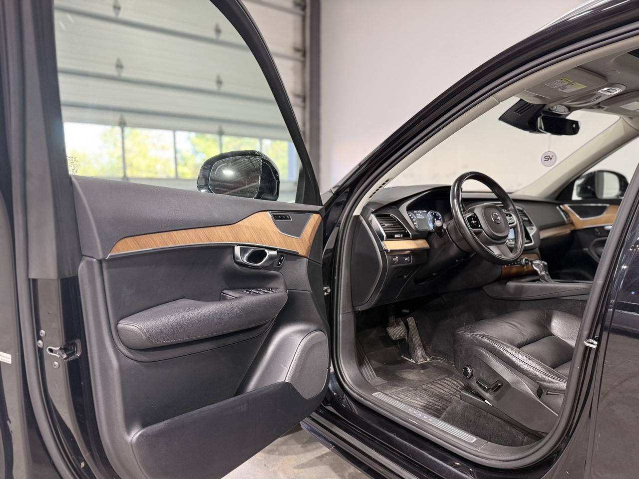 2021 Volvo XC90 T6 Momentum Photo