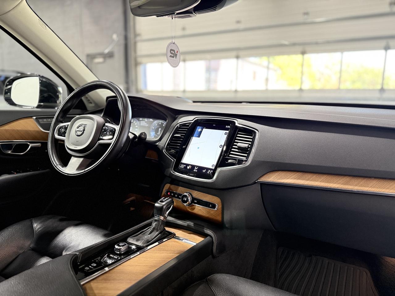 2021 Volvo XC90 T6 Momentum Photo