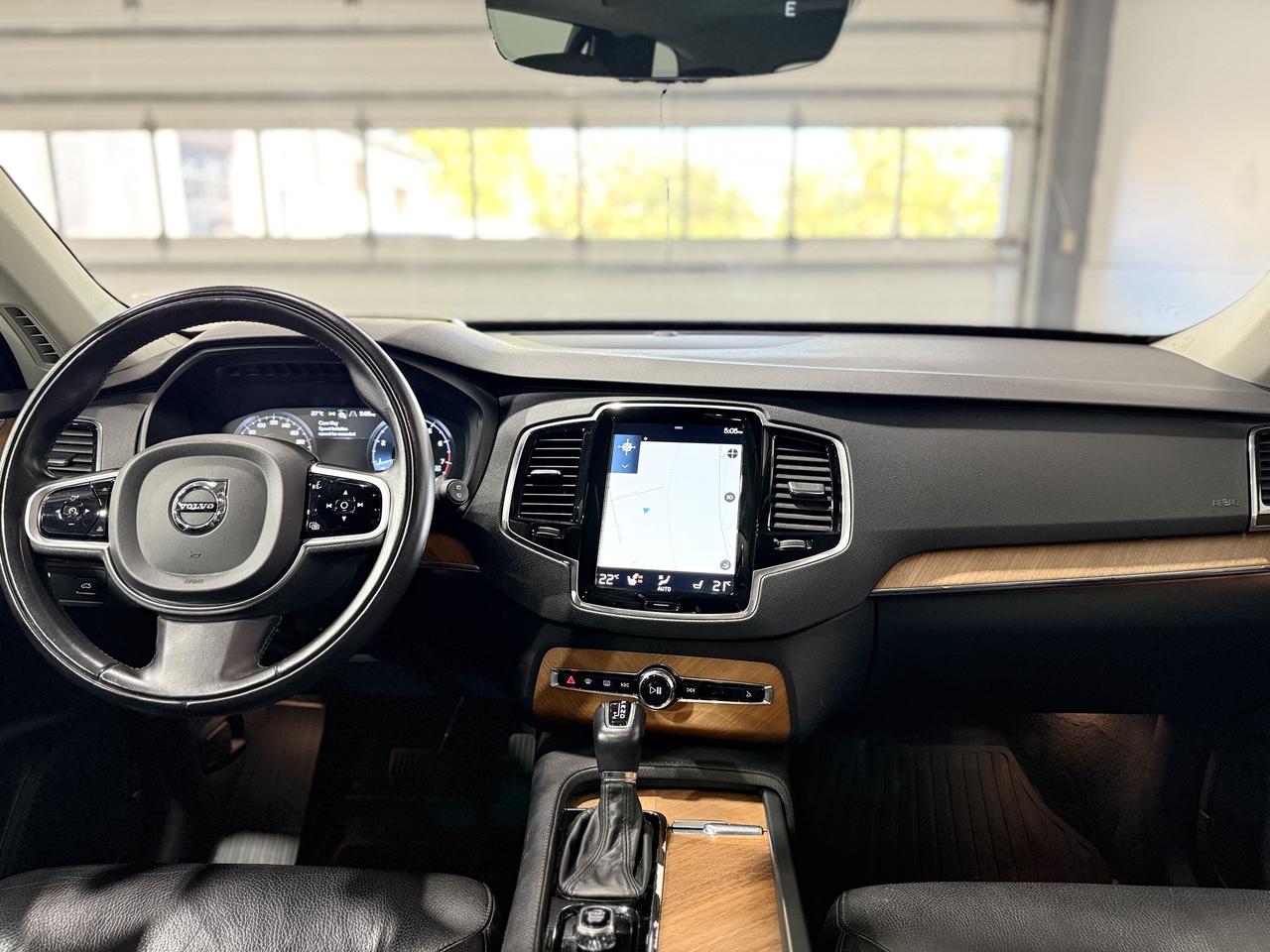 2021 Volvo XC90 T6 Momentum Photo