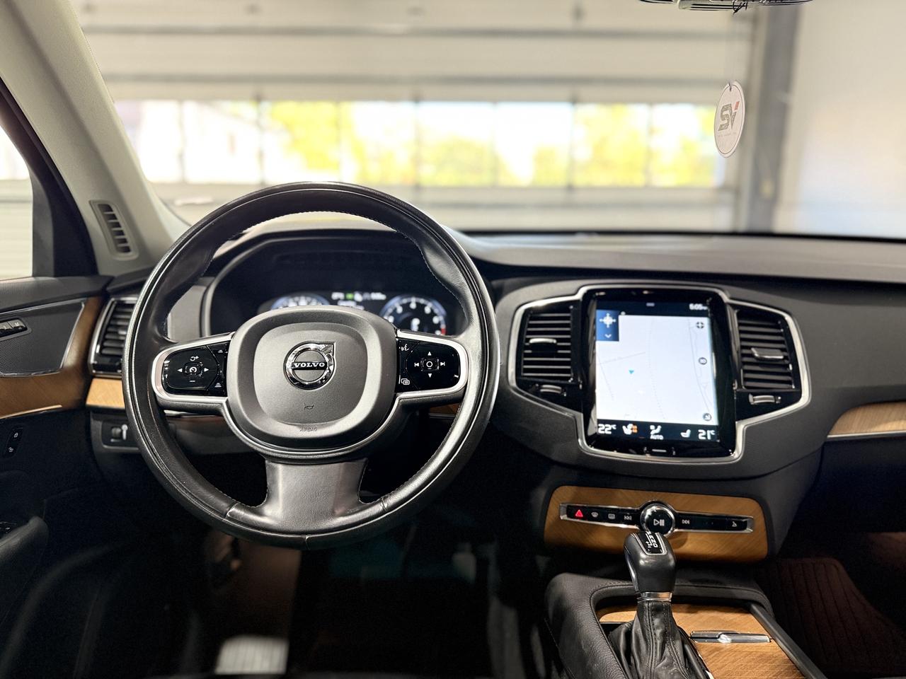 2021 Volvo XC90 T6 Momentum Photo