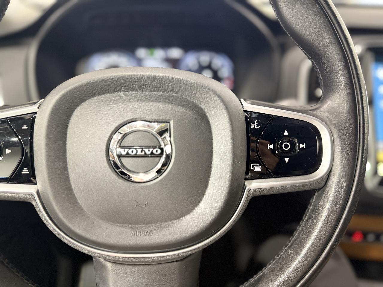 2021 Volvo XC90 T6 Momentum Photo