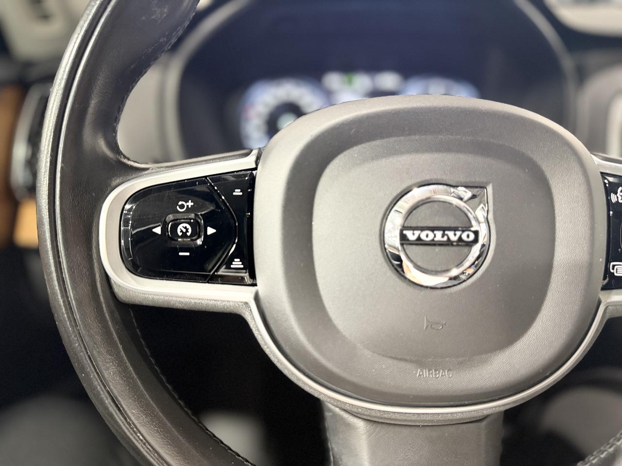 2021 Volvo XC90 T6 Momentum Photo