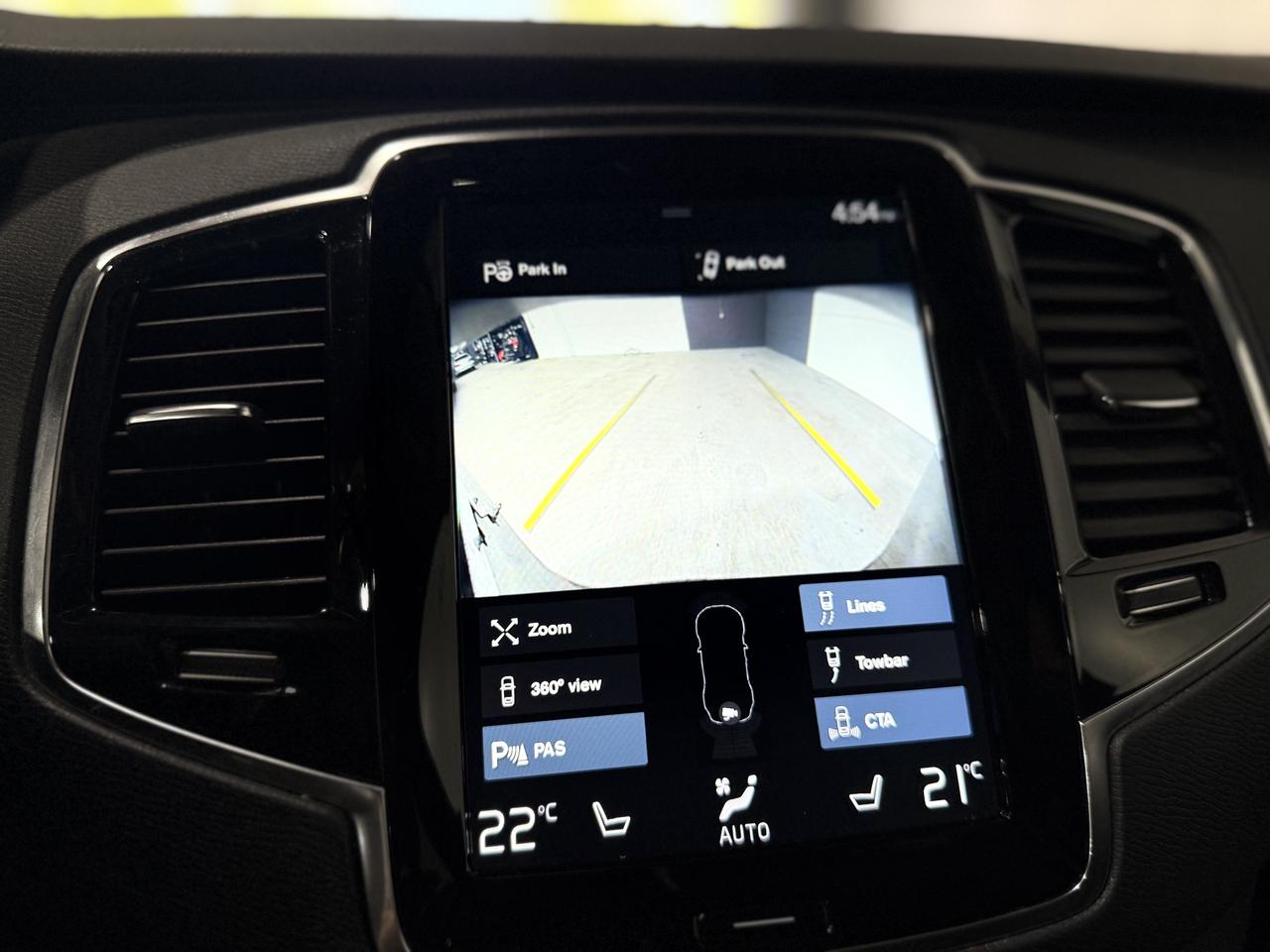 2021 Volvo XC90 T6 Momentum Photo