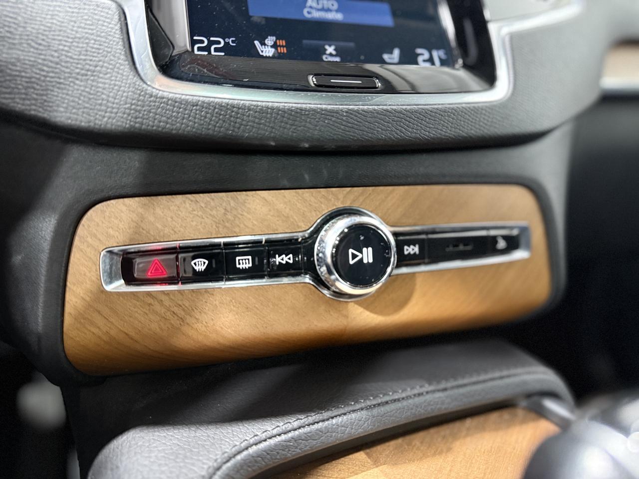 2021 Volvo XC90 T6 Momentum Photo