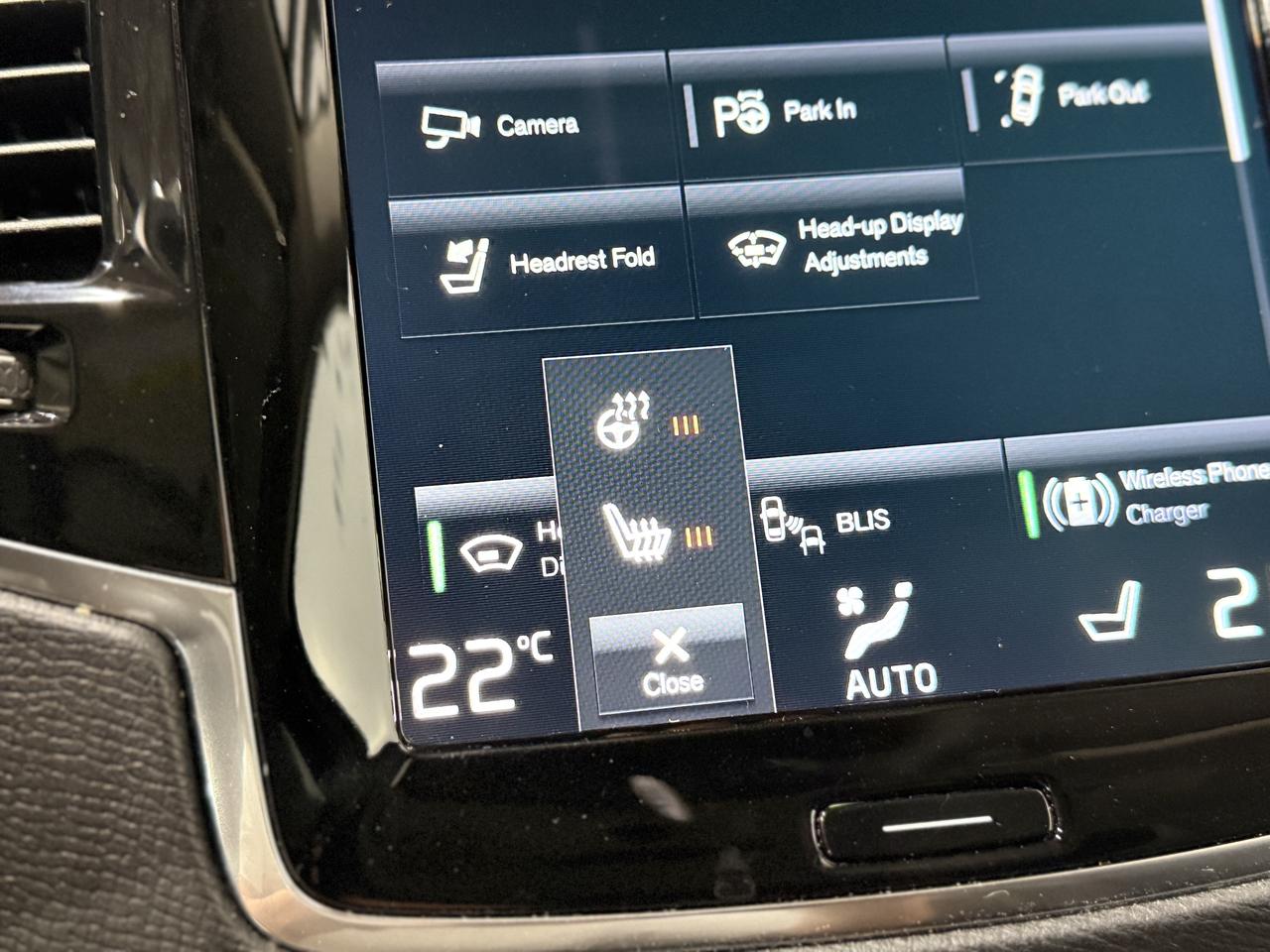 2021 Volvo XC90 T6 Momentum Photo