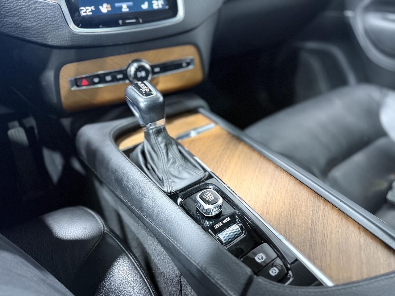 2021 Volvo XC90 T6 Momentum Photo