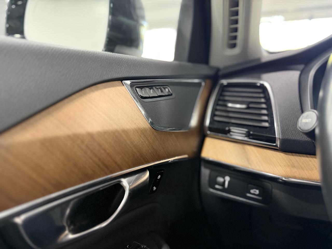 2021 Volvo XC90 T6 Momentum Photo