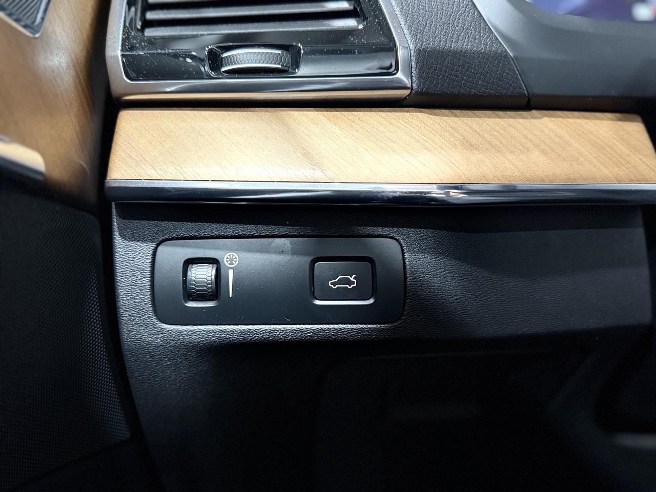 2021 Volvo XC90 T6 Momentum Photo