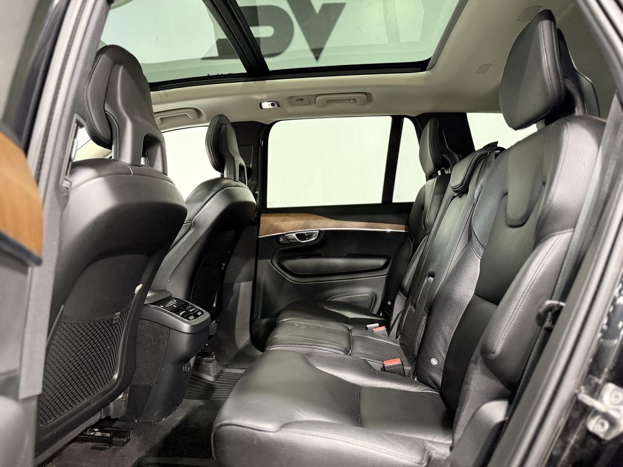 2021 Volvo XC90 T6 Momentum Photo
