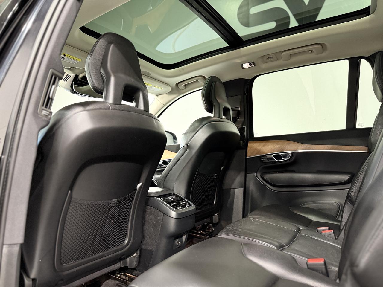 2021 Volvo XC90 T6 Momentum Photo