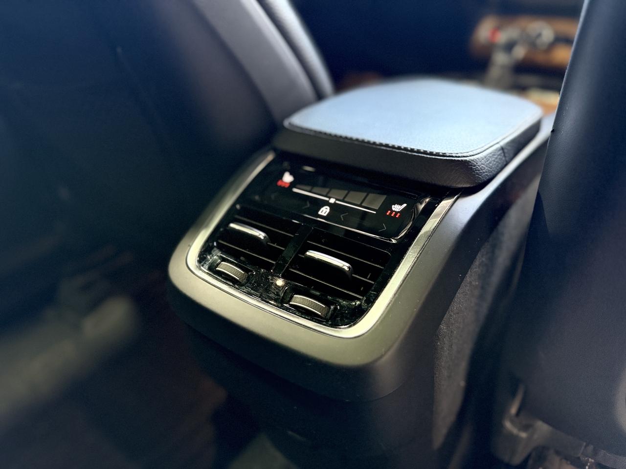 2021 Volvo XC90 T6 Momentum Photo