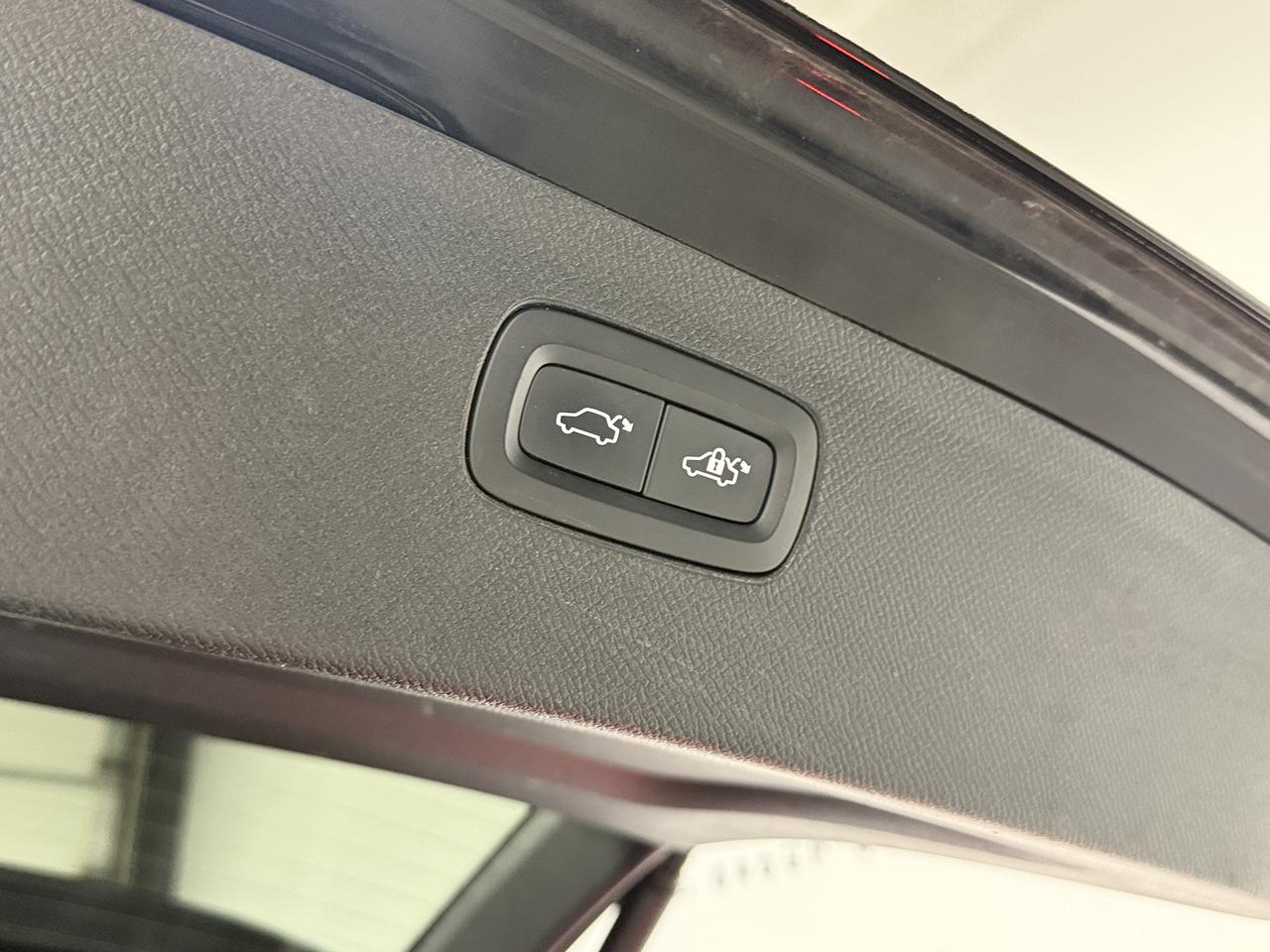 2021 Volvo XC90 T6 Momentum Photo