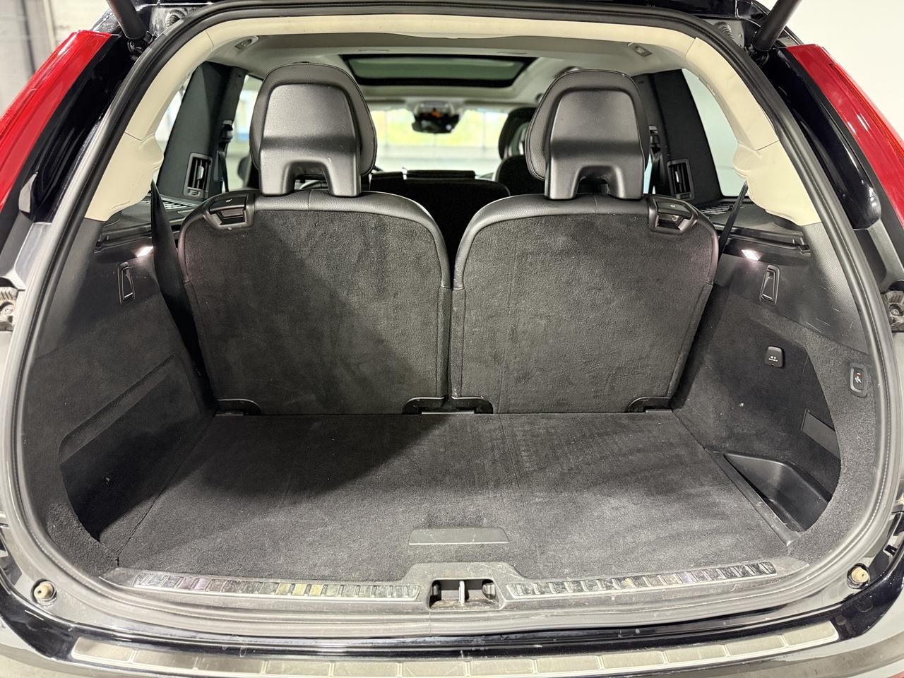 2021 Volvo XC90 T6 Momentum Photo