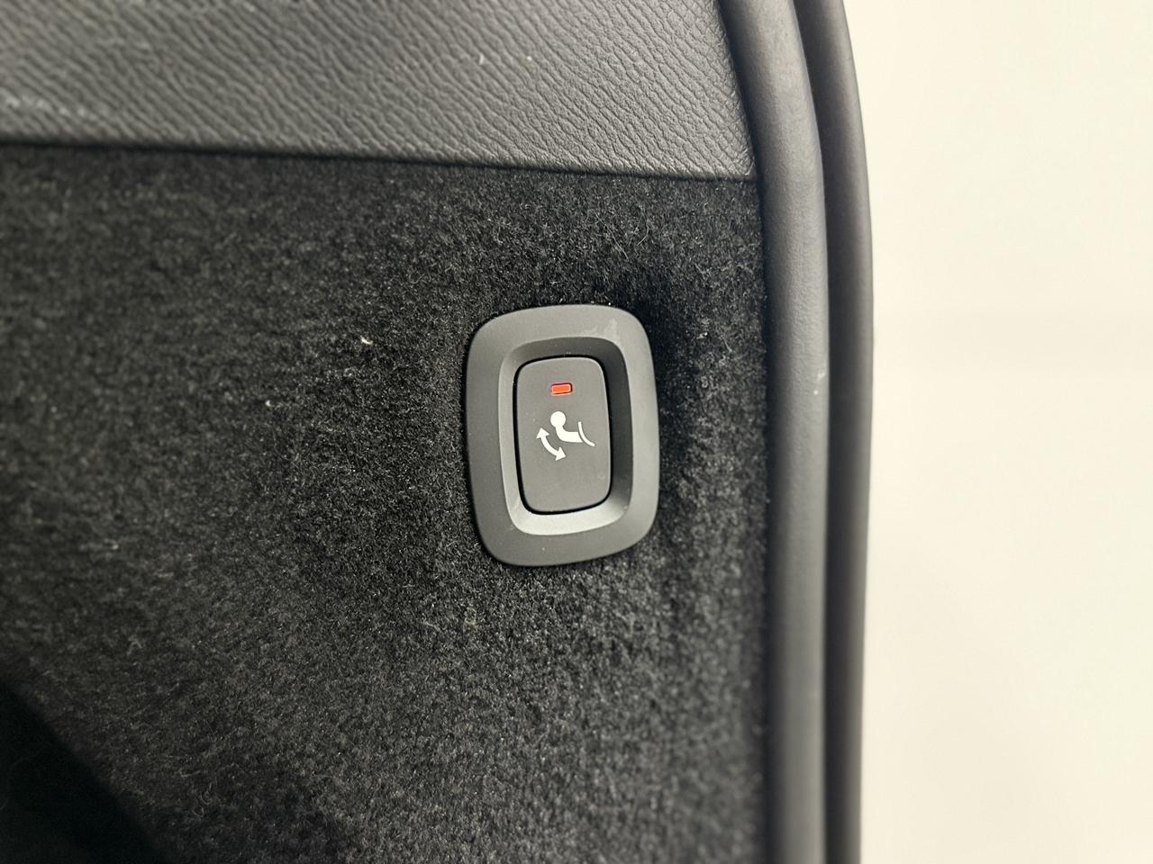 2021 Volvo XC90 T6 Momentum Photo