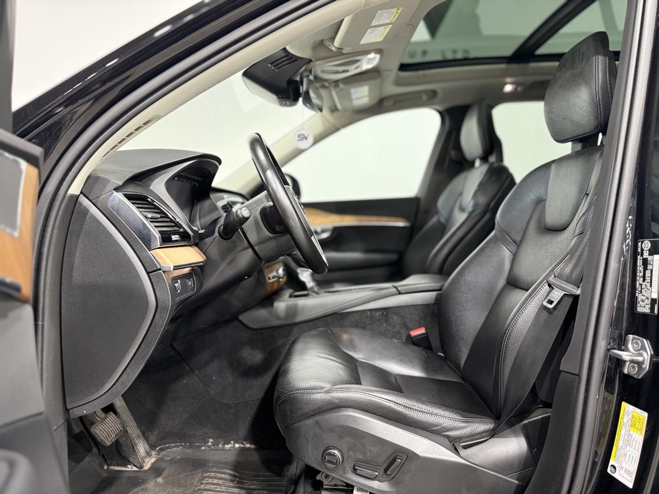 2021 Volvo XC90 T6 Momentum Photo