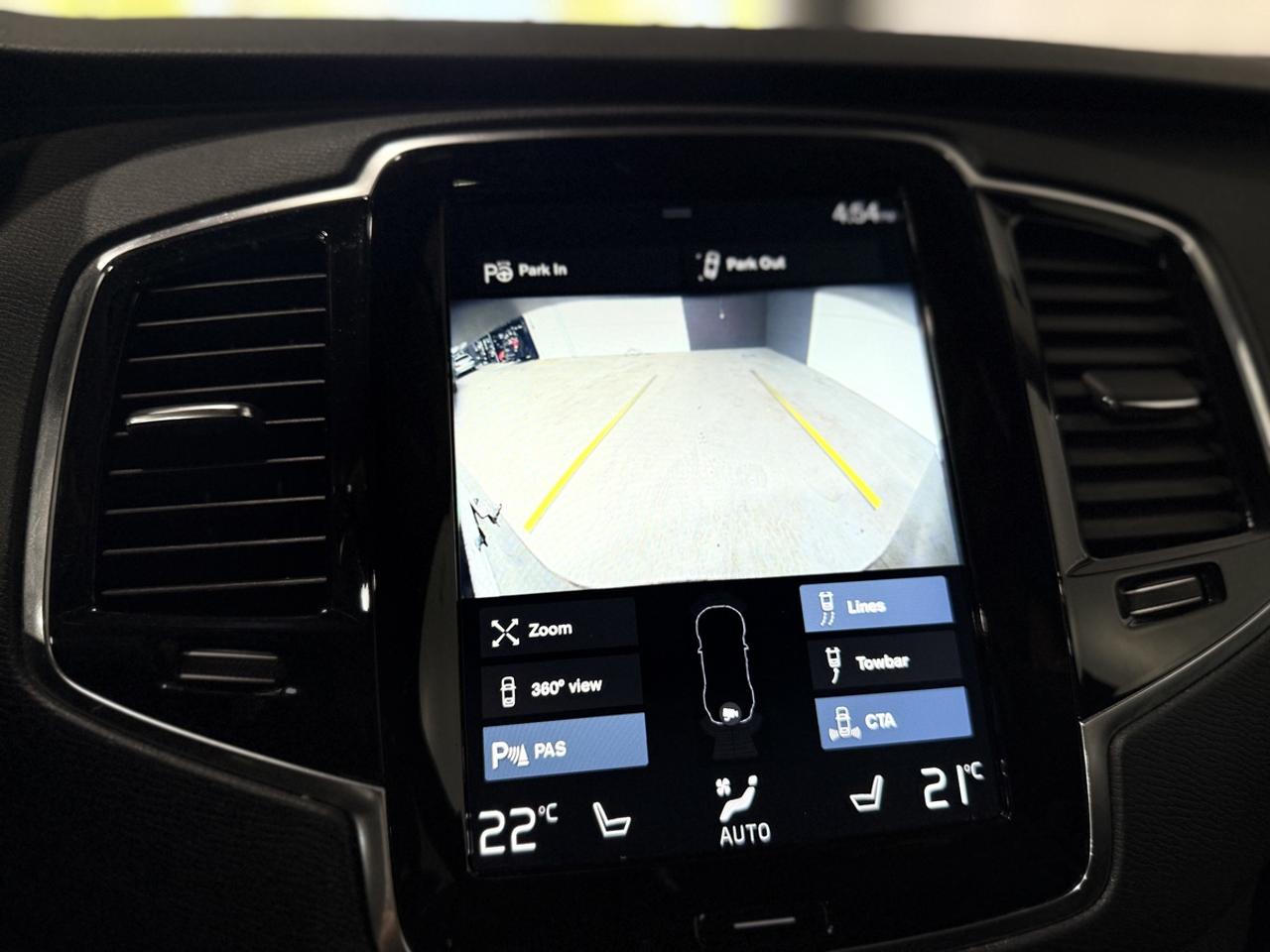 2021 Volvo XC90 T6 Momentum Photo