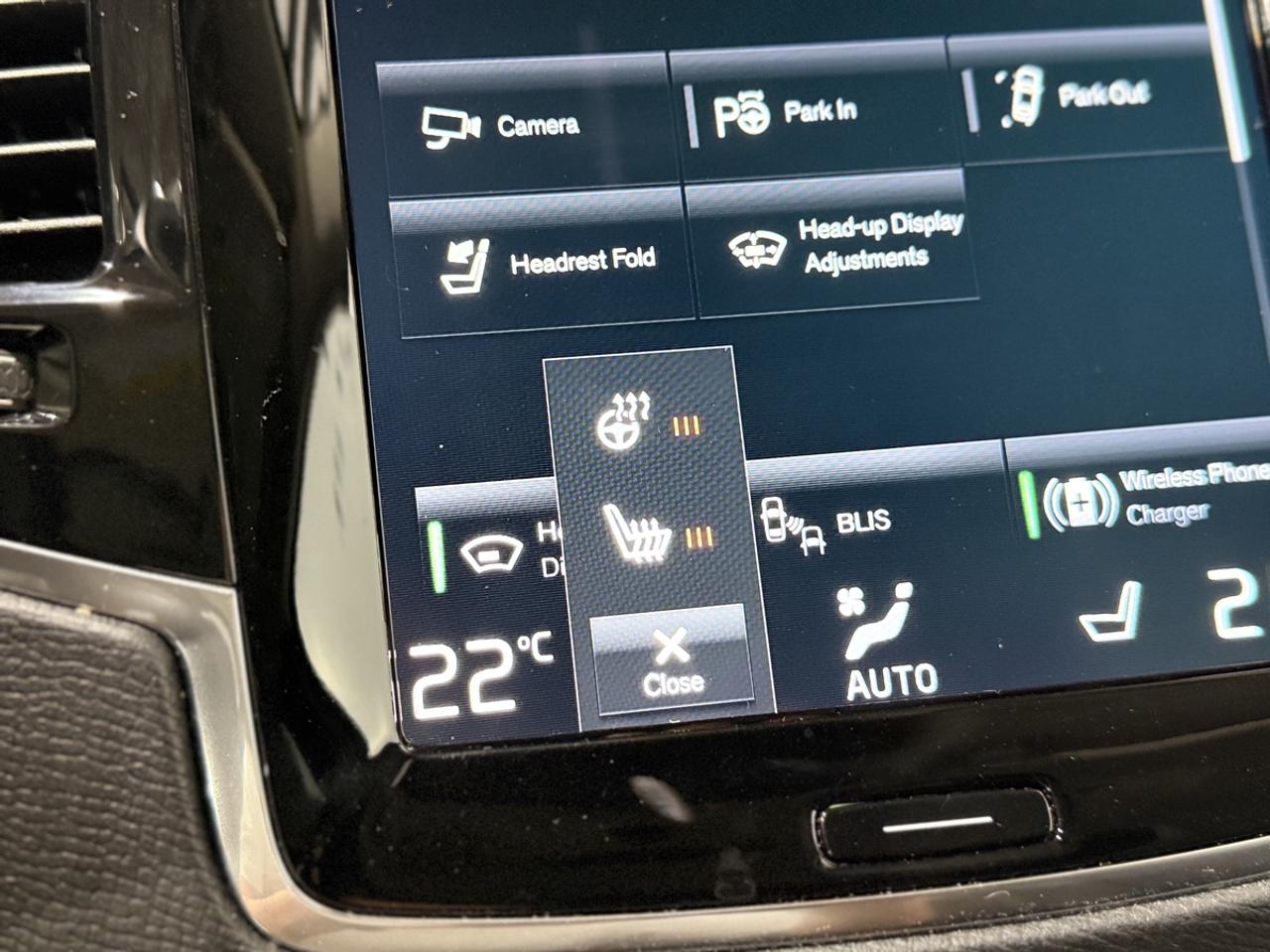 2021 Volvo XC90 T6 Momentum Photo