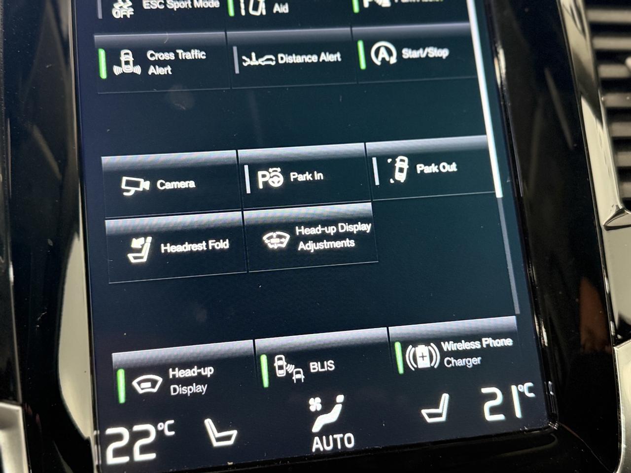 2021 Volvo XC90 T6 Momentum Photo