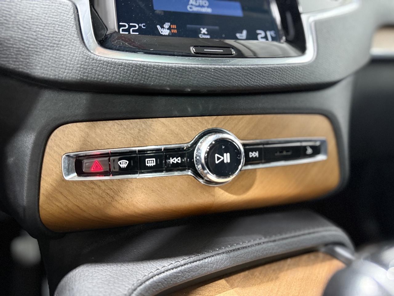 2021 Volvo XC90 T6 Momentum Photo