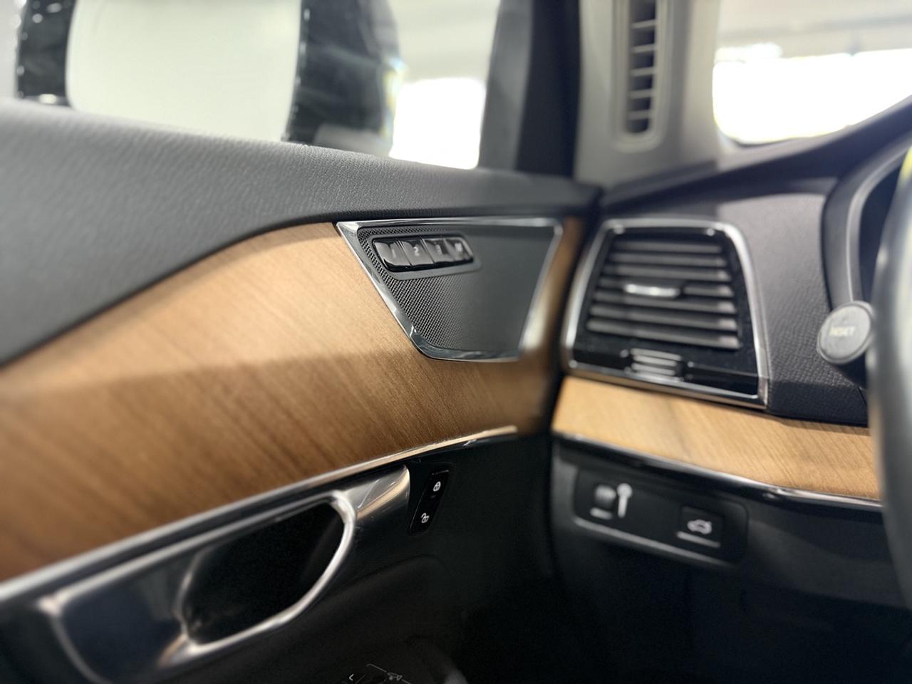 2021 Volvo XC90 T6 Momentum Photo