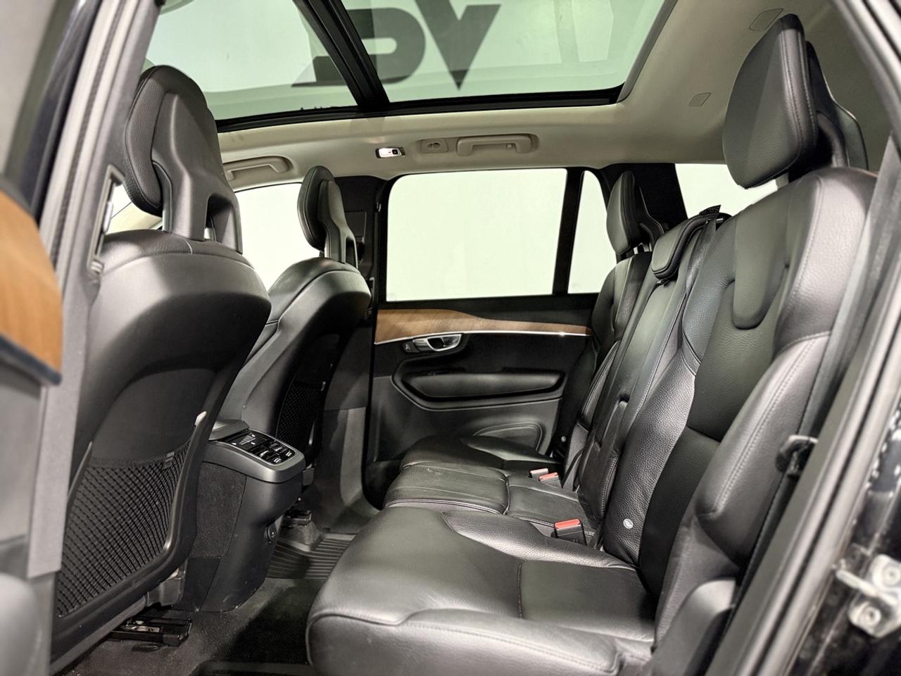 2021 Volvo XC90 T6 Momentum Photo
