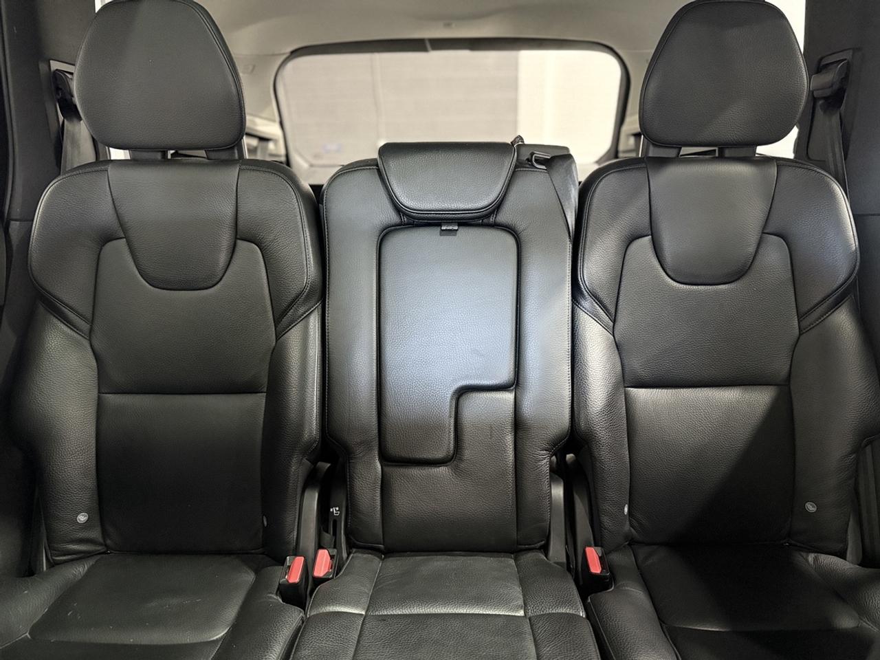 2021 Volvo XC90 T6 Momentum Photo