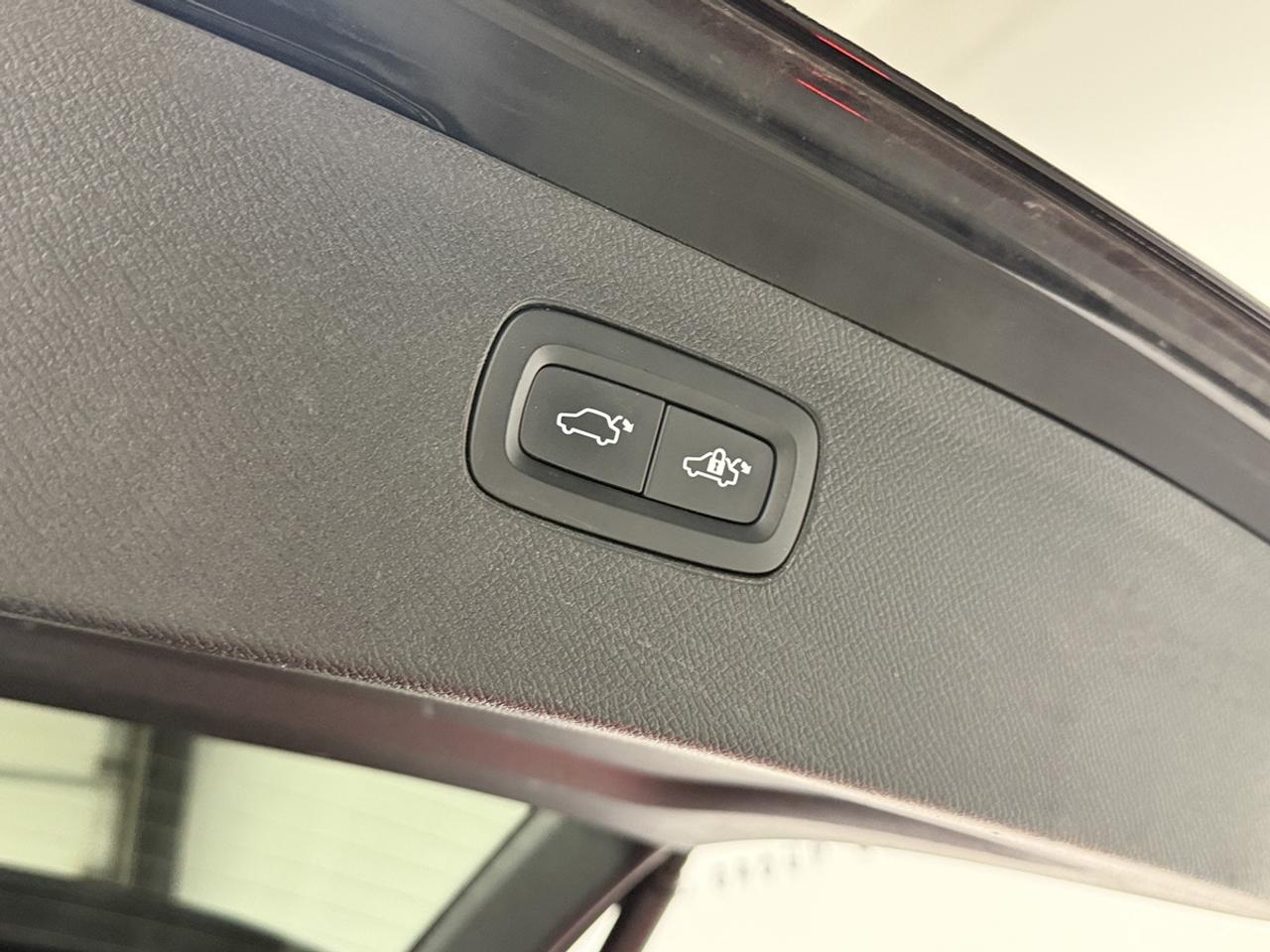 2021 Volvo XC90 T6 Momentum Photo