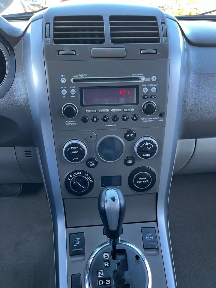 2010 Suzuki Grand Vitara Premium Photo3