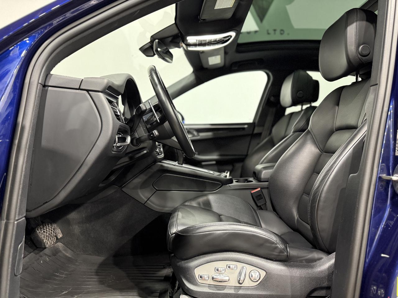 2022 Porsche Macan Base Photo