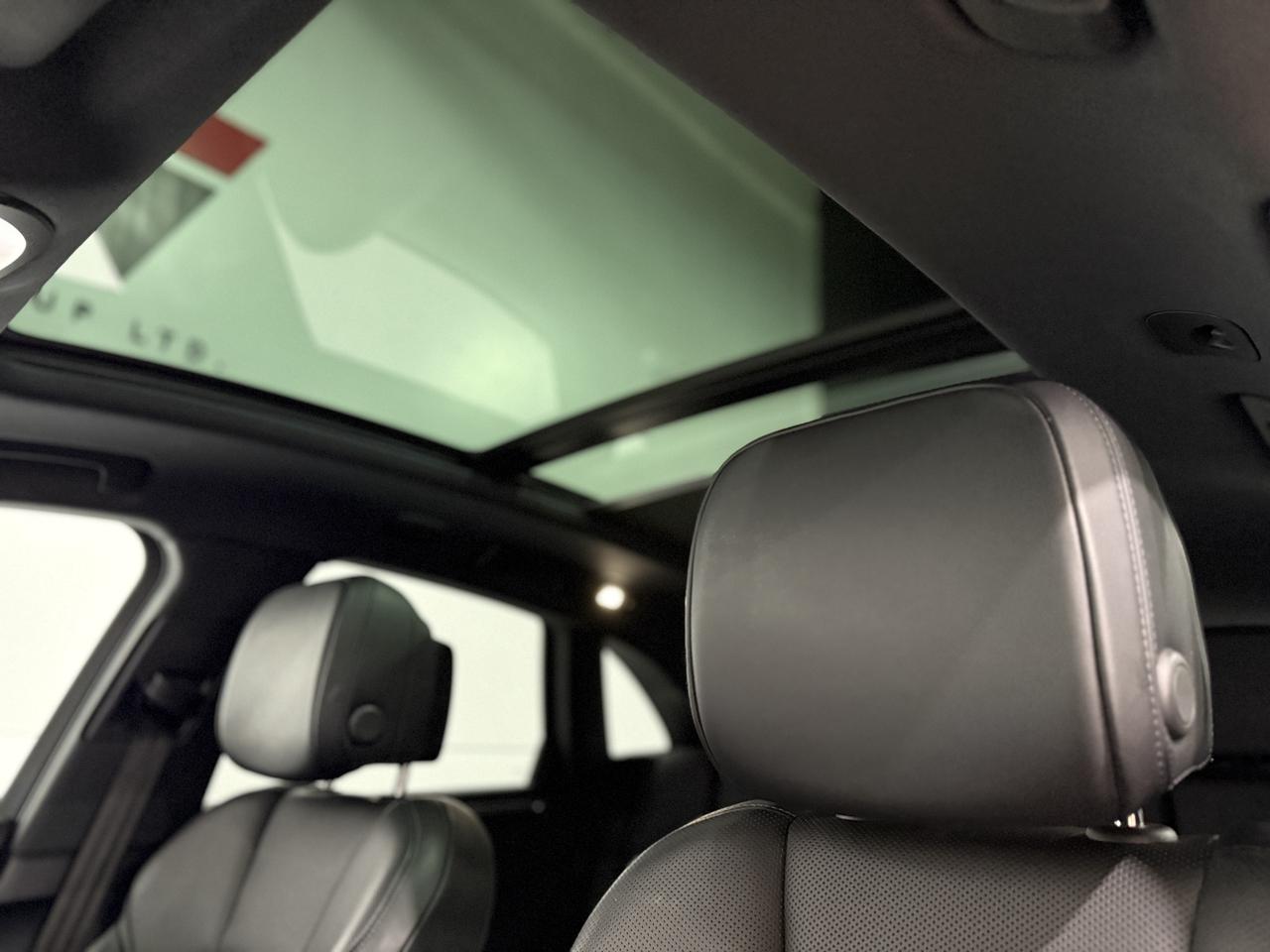 2022 Porsche Macan Base Photo