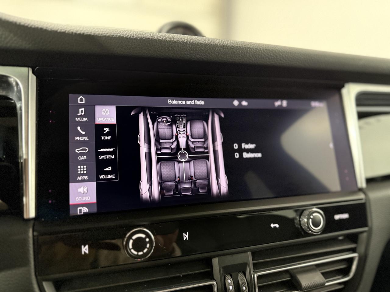 2022 Porsche Macan Base Photo