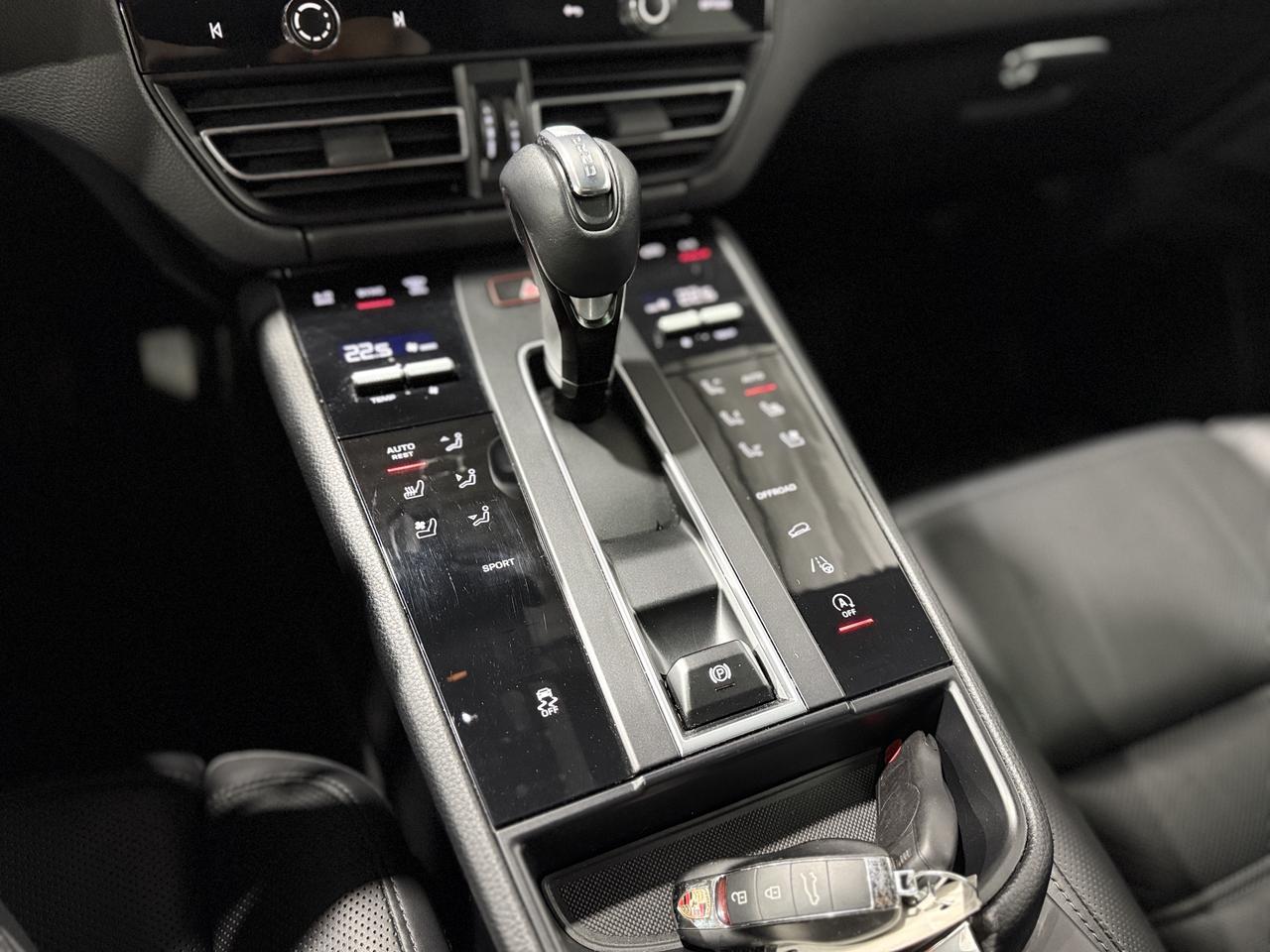 2022 Porsche Macan Base Photo