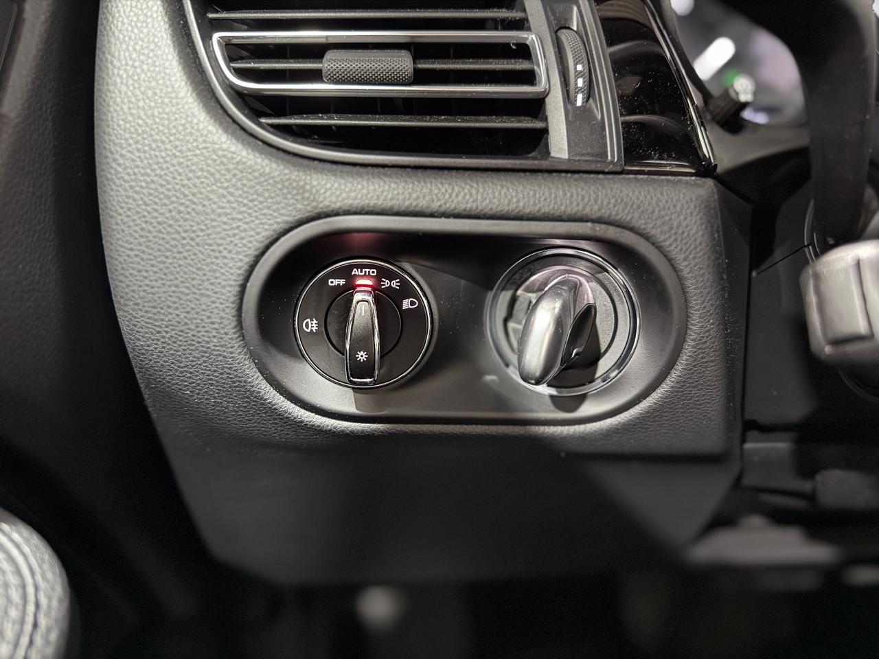 2022 Porsche Macan Base Photo