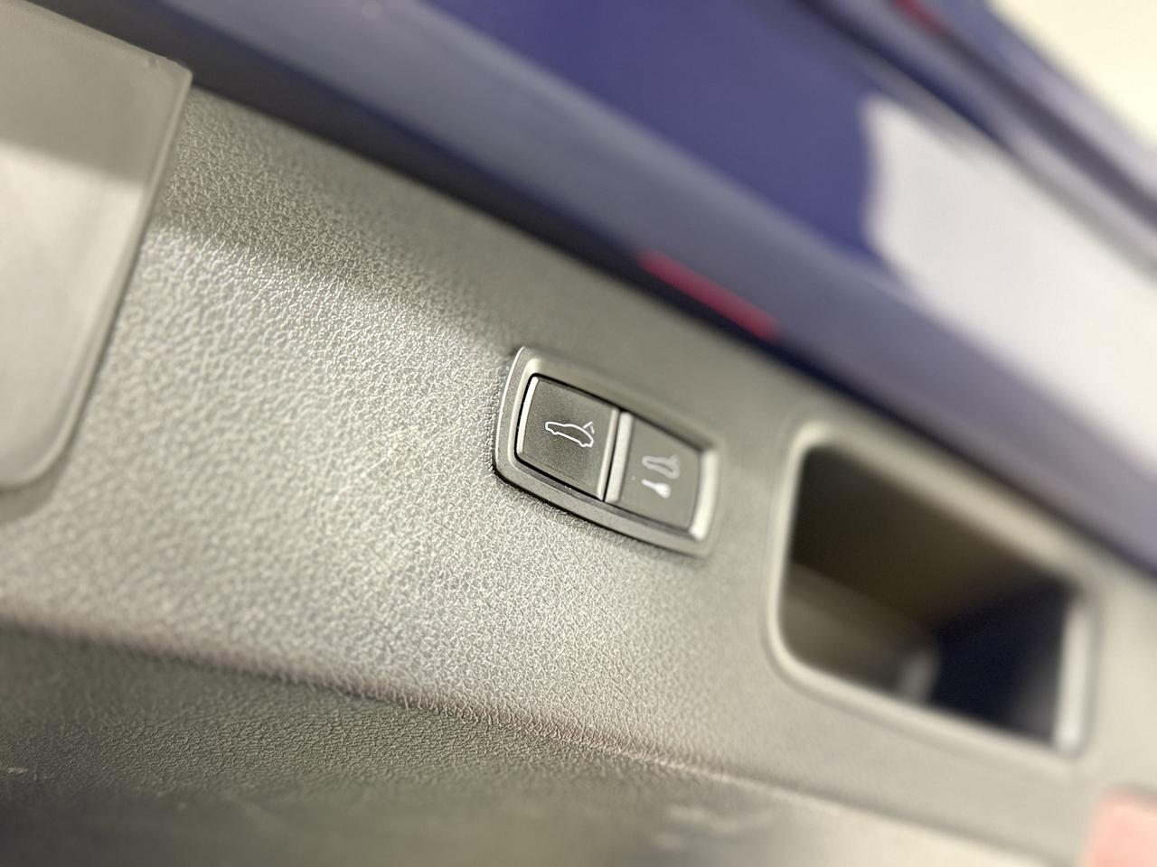 2022 Porsche Macan Base Photo