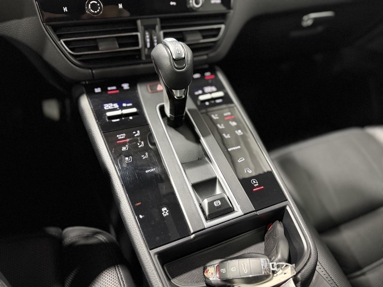 2022 Porsche Macan Base Photo