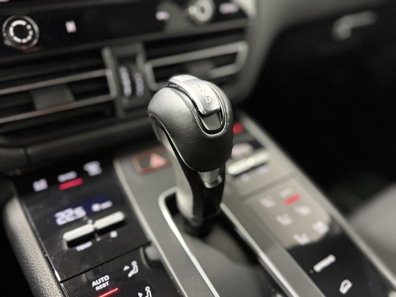 2022 Porsche Macan Base Photo