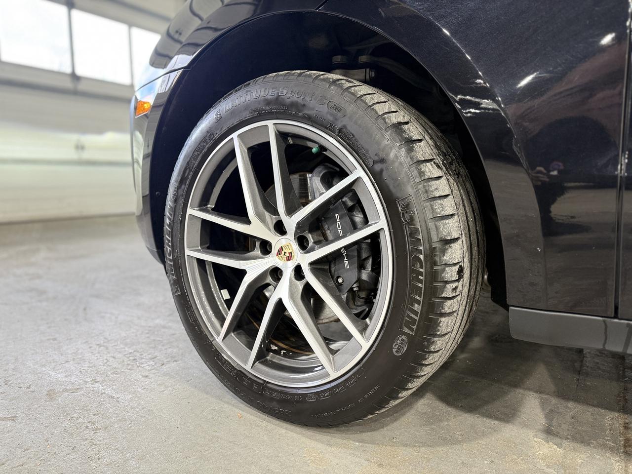 2022 Porsche Macan Base Photo