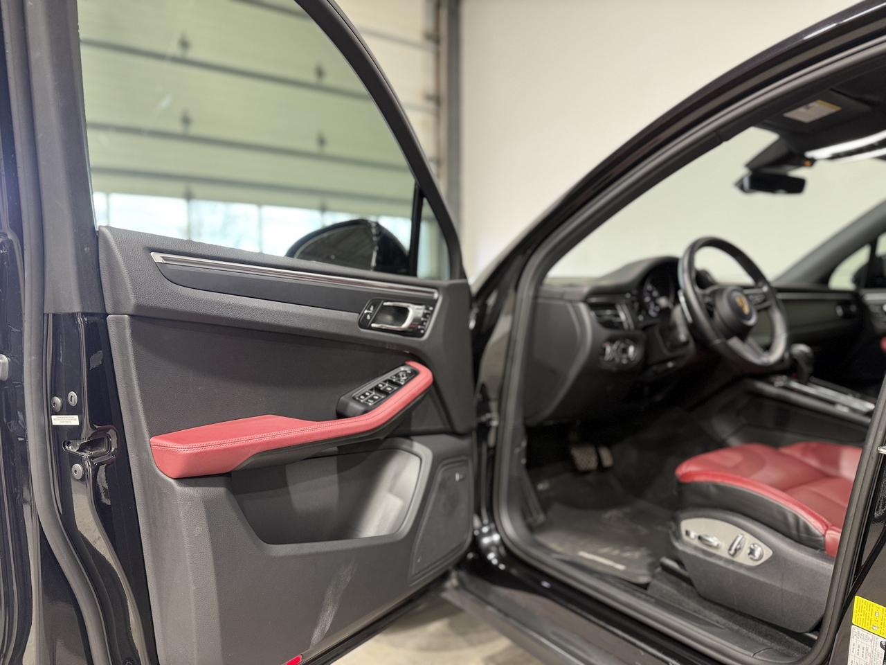 2022 Porsche Macan Base Photo