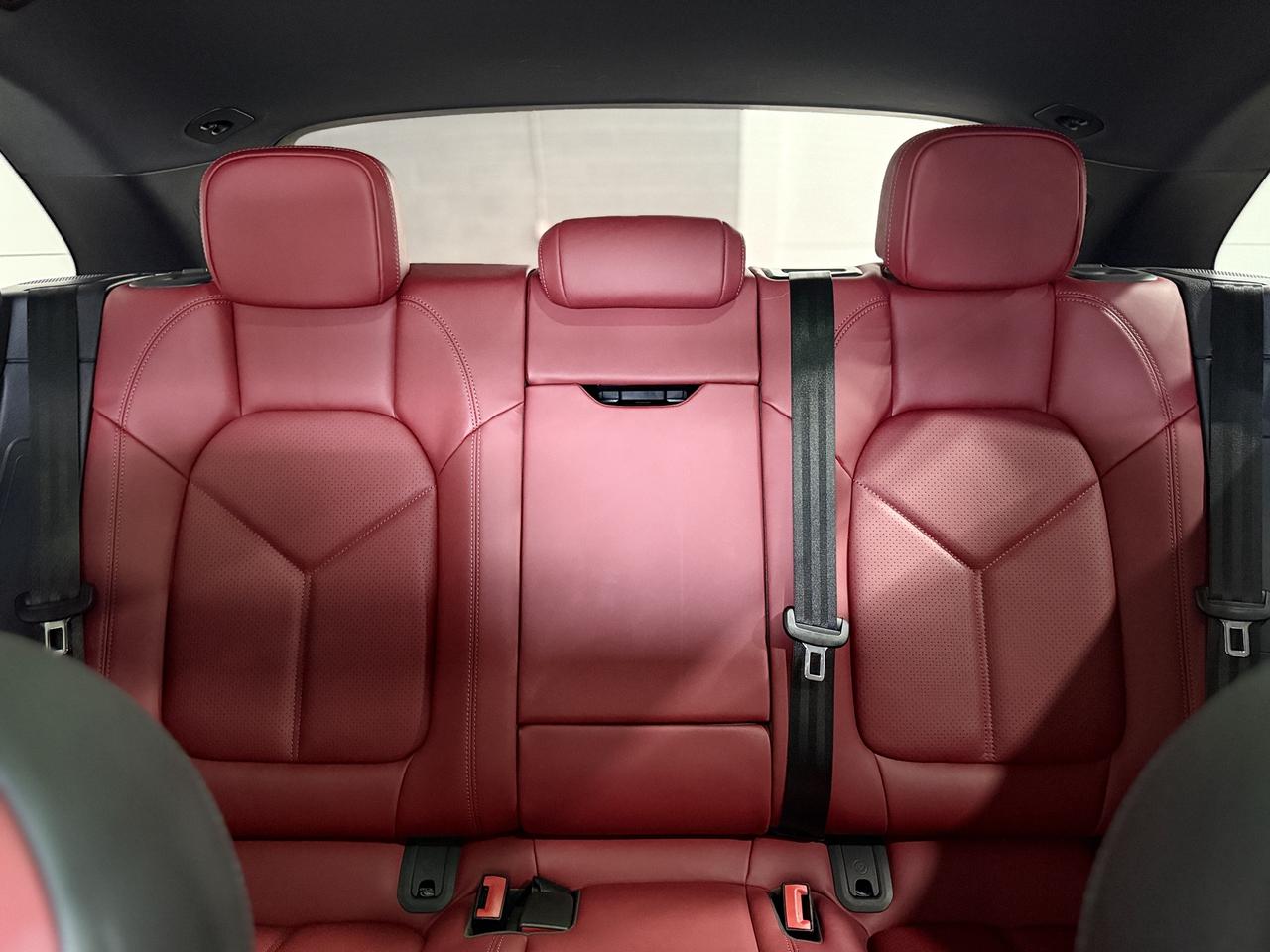 2022 Porsche Macan Base Photo