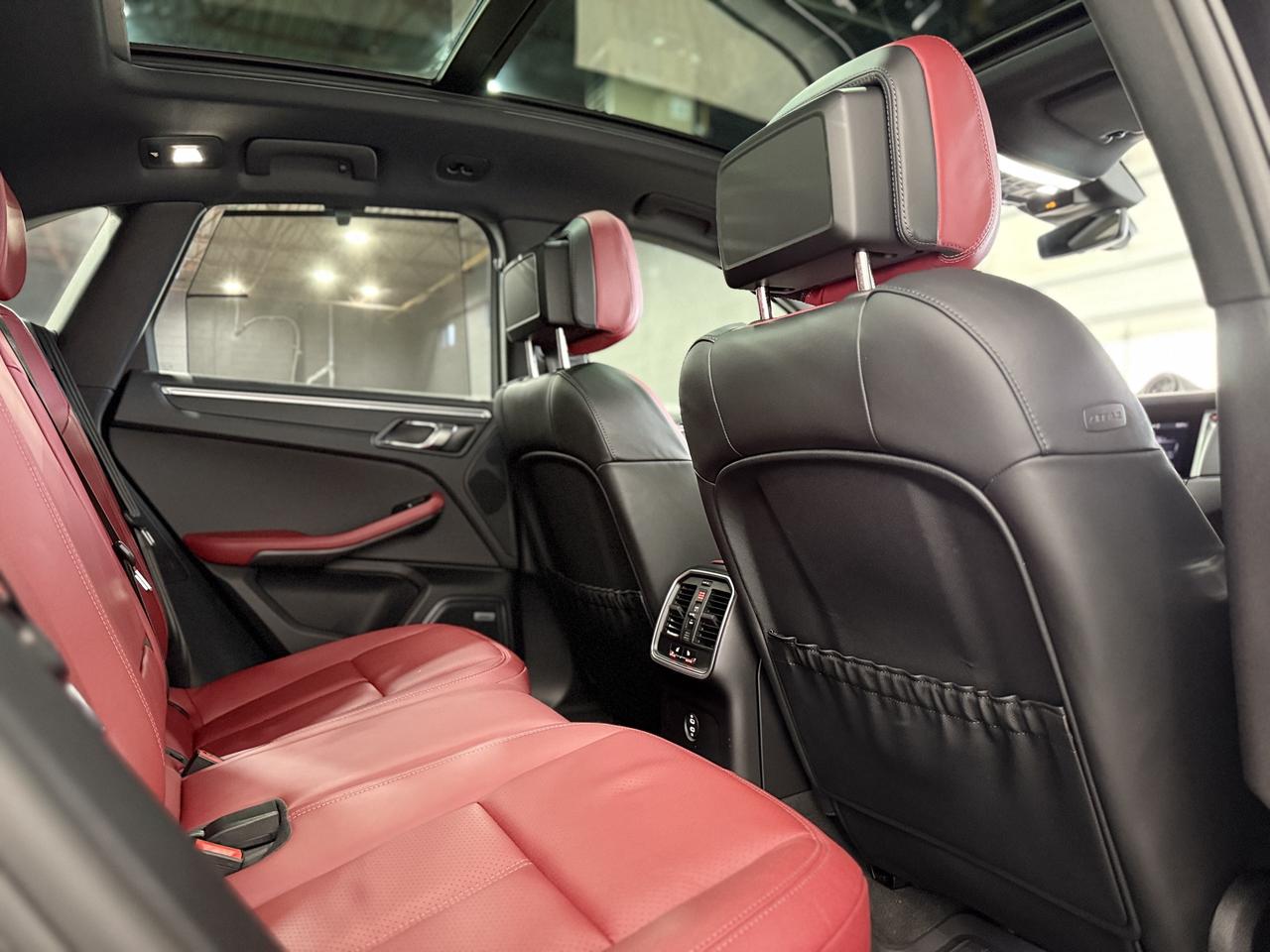 2022 Porsche Macan Base Photo