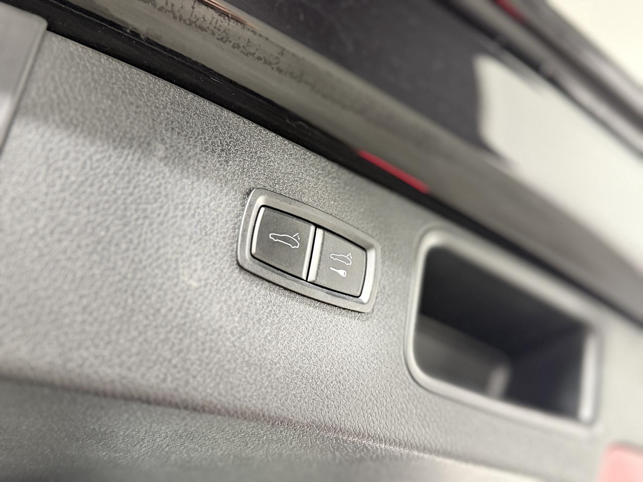 2022 Porsche Macan Base Photo