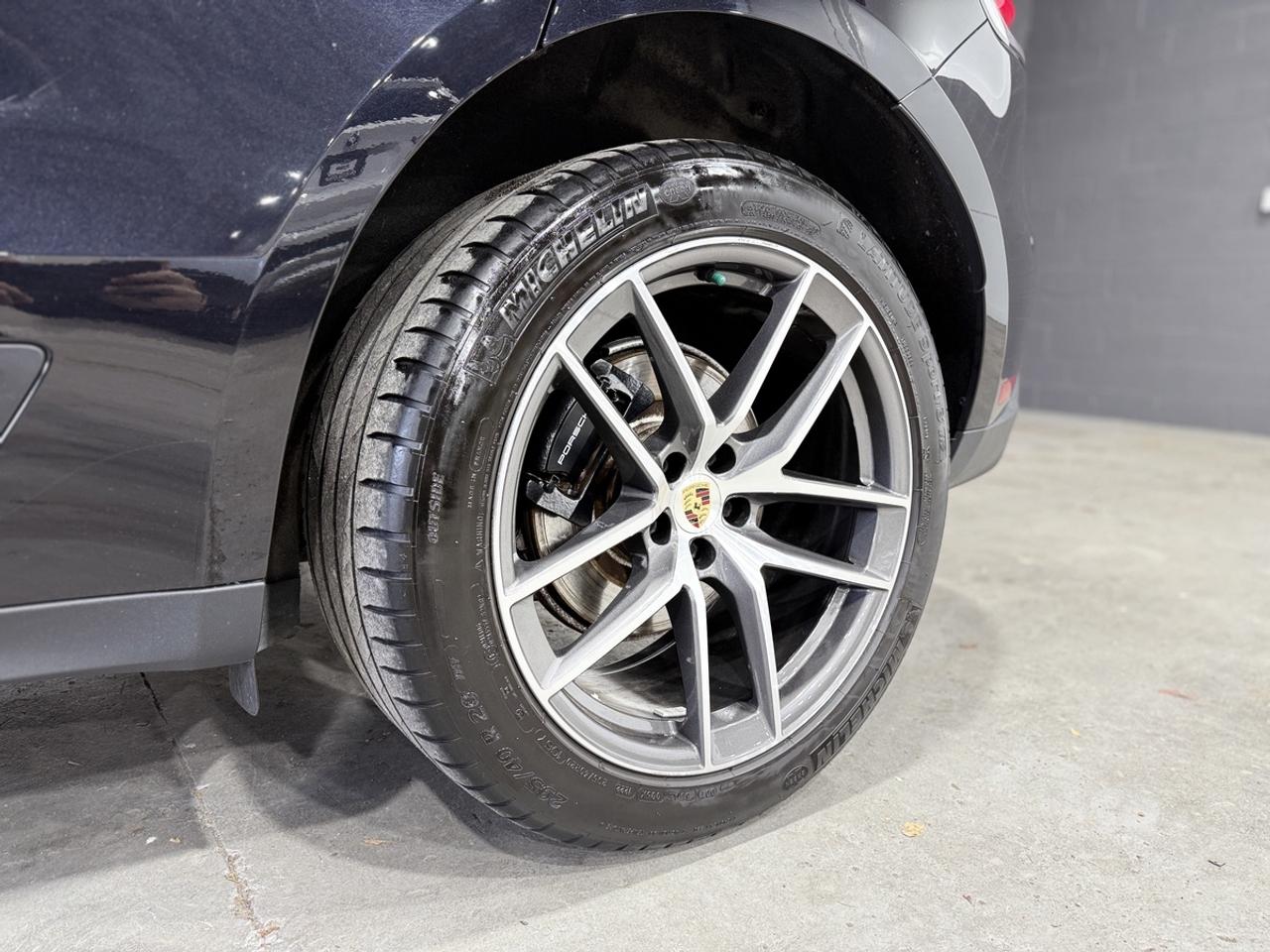 2022 Porsche Macan Base Photo