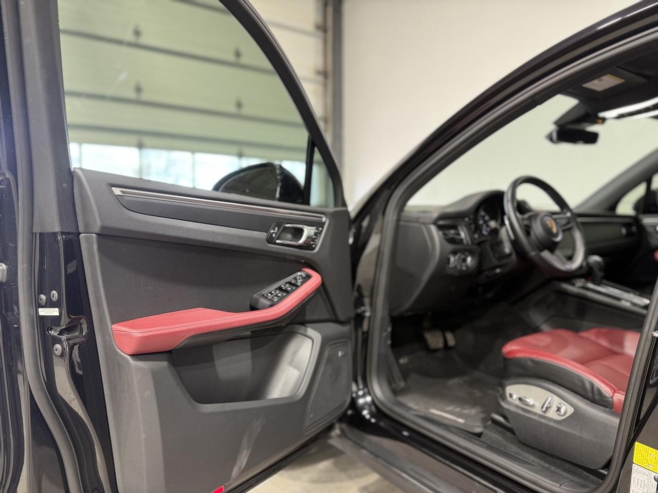 2022 Porsche Macan Base Photo