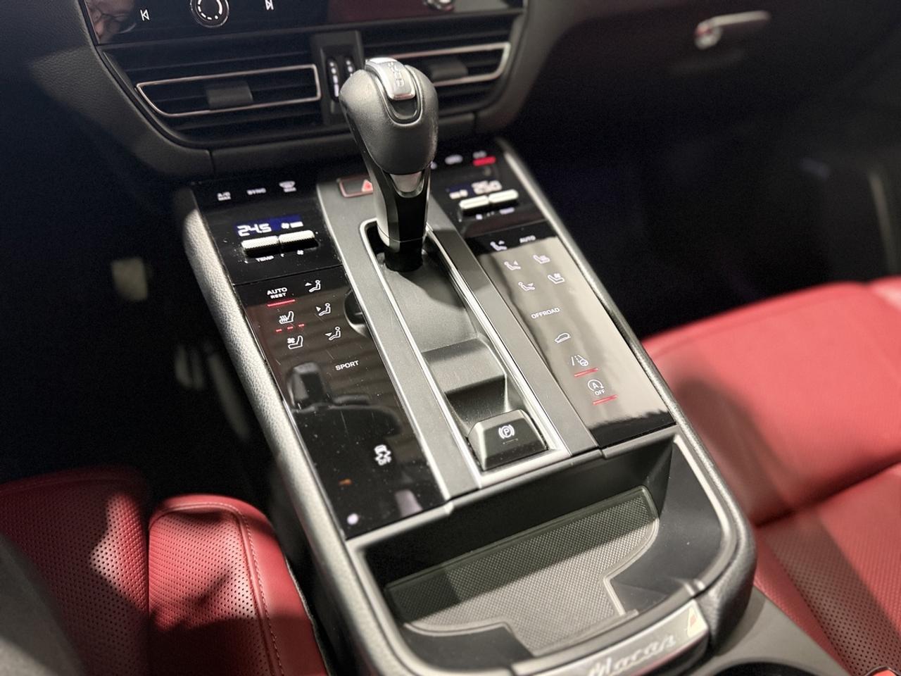 2022 Porsche Macan Base Photo