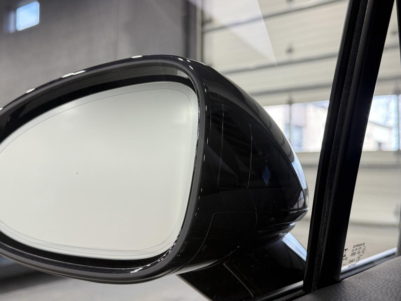 2022 Porsche Macan Base Photo