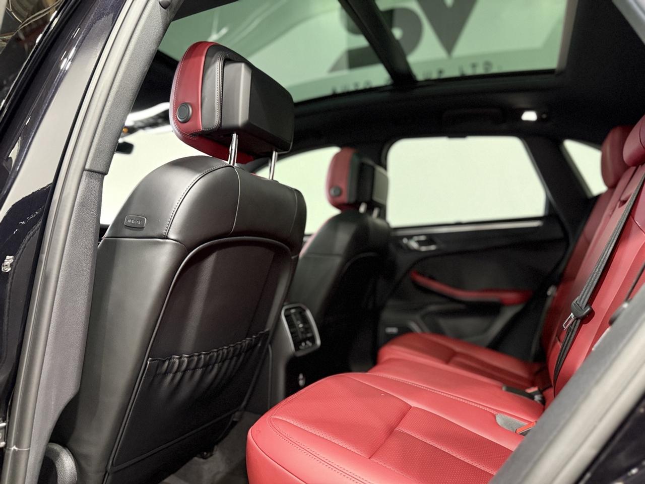 2022 Porsche Macan Base Photo