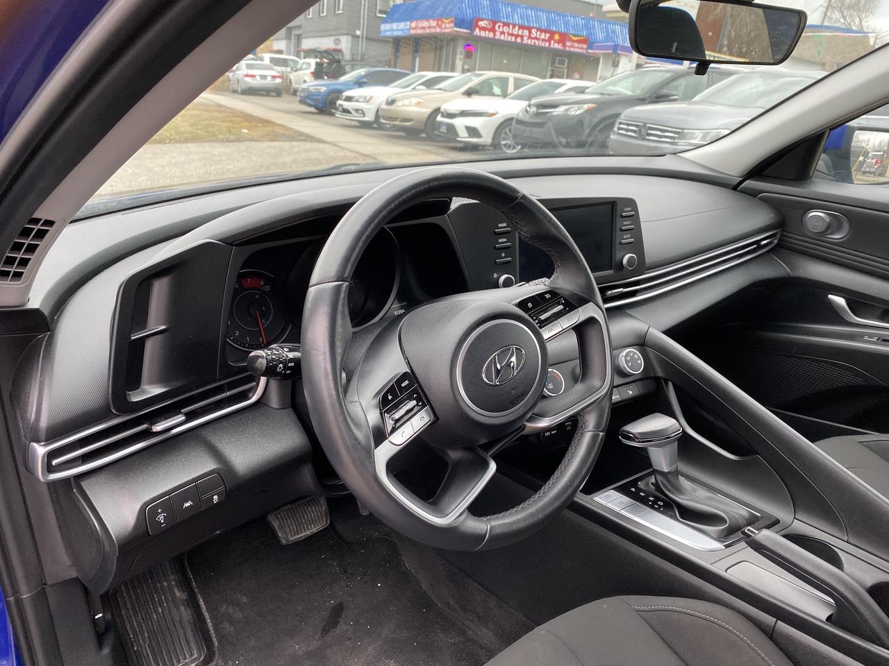 2023 Hyundai Elantra SEL Photo3