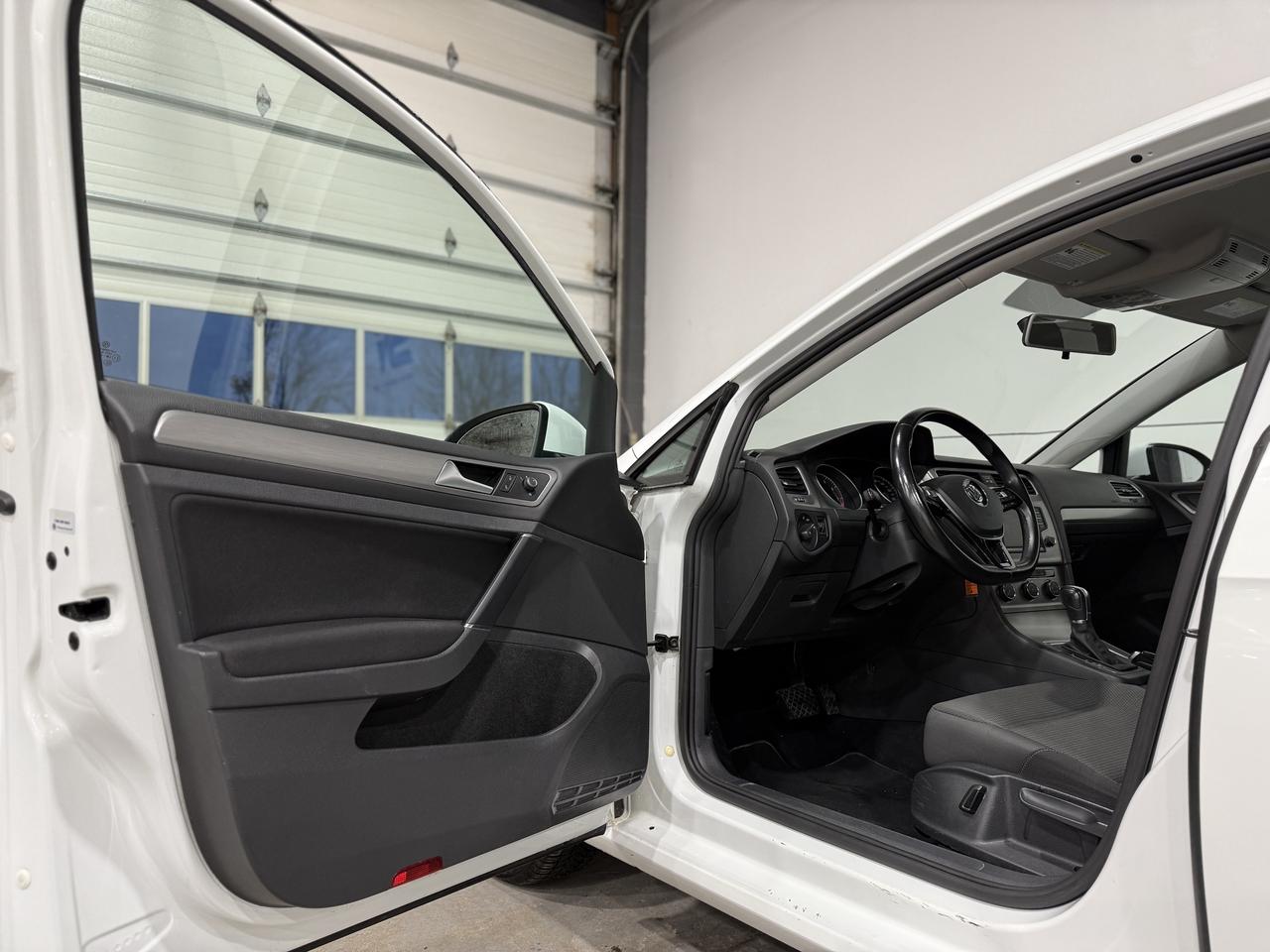 2016 Volkswagen Golf TSI S Photo