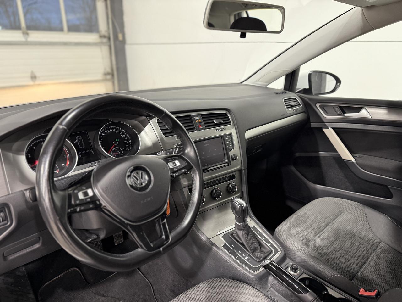 2016 Volkswagen Golf TSI S Photo